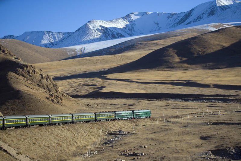В Узбекистане построили важнейшую железную дорогу в обход Таджикистана