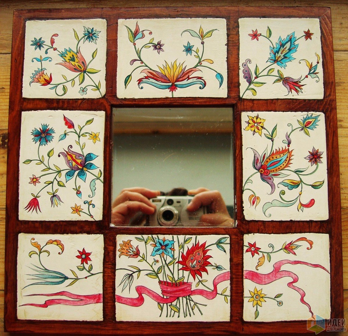 Имитация керамической плитки с росписью на рамке для зеркала.