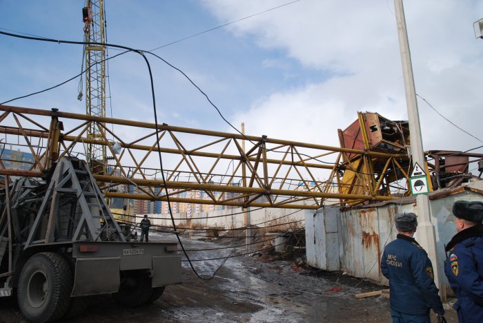На стройке в Ростове-на-Дону башенный кран неожиданно рухнул и раздавил рабочего