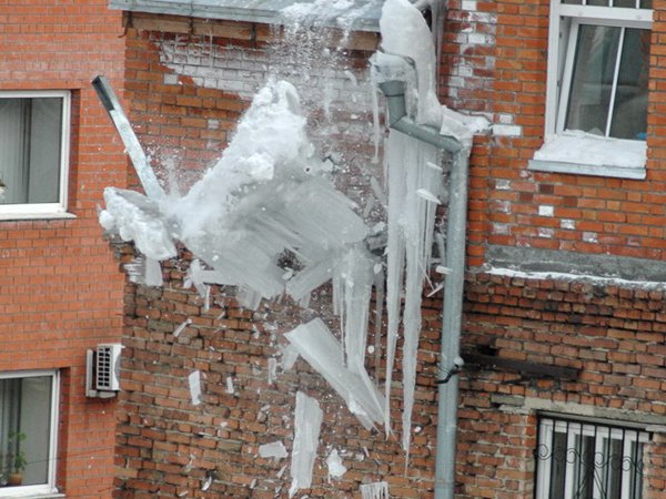 Кто ответит за падение наледи с крыши на младенца в Иркутской области