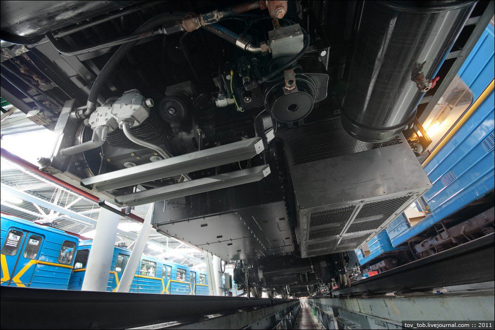 Как в метро Москвы у электропоезда на полном ходу отвалился двигатель