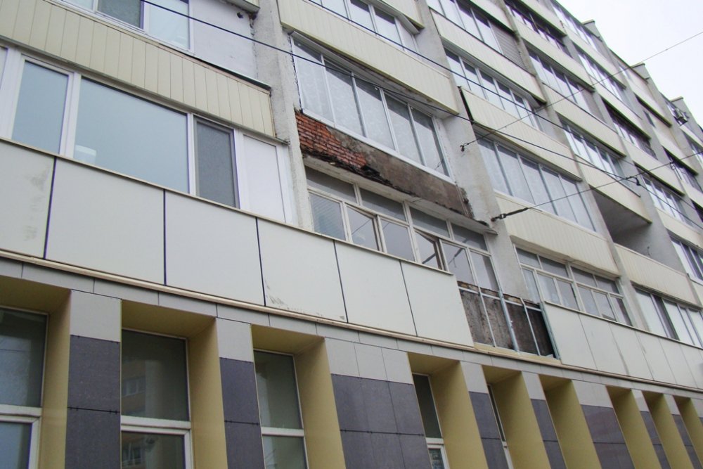 Подробности жуткой гибели женщины под обвалившейся фасадной плиткой в Красноярске