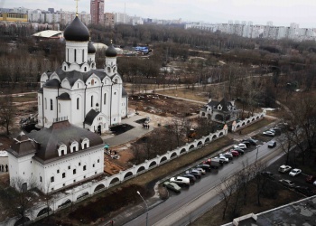 В плотницких мастерских храма Серафима Саровского в Раеве срубили купол для звонницы в Архангельской области