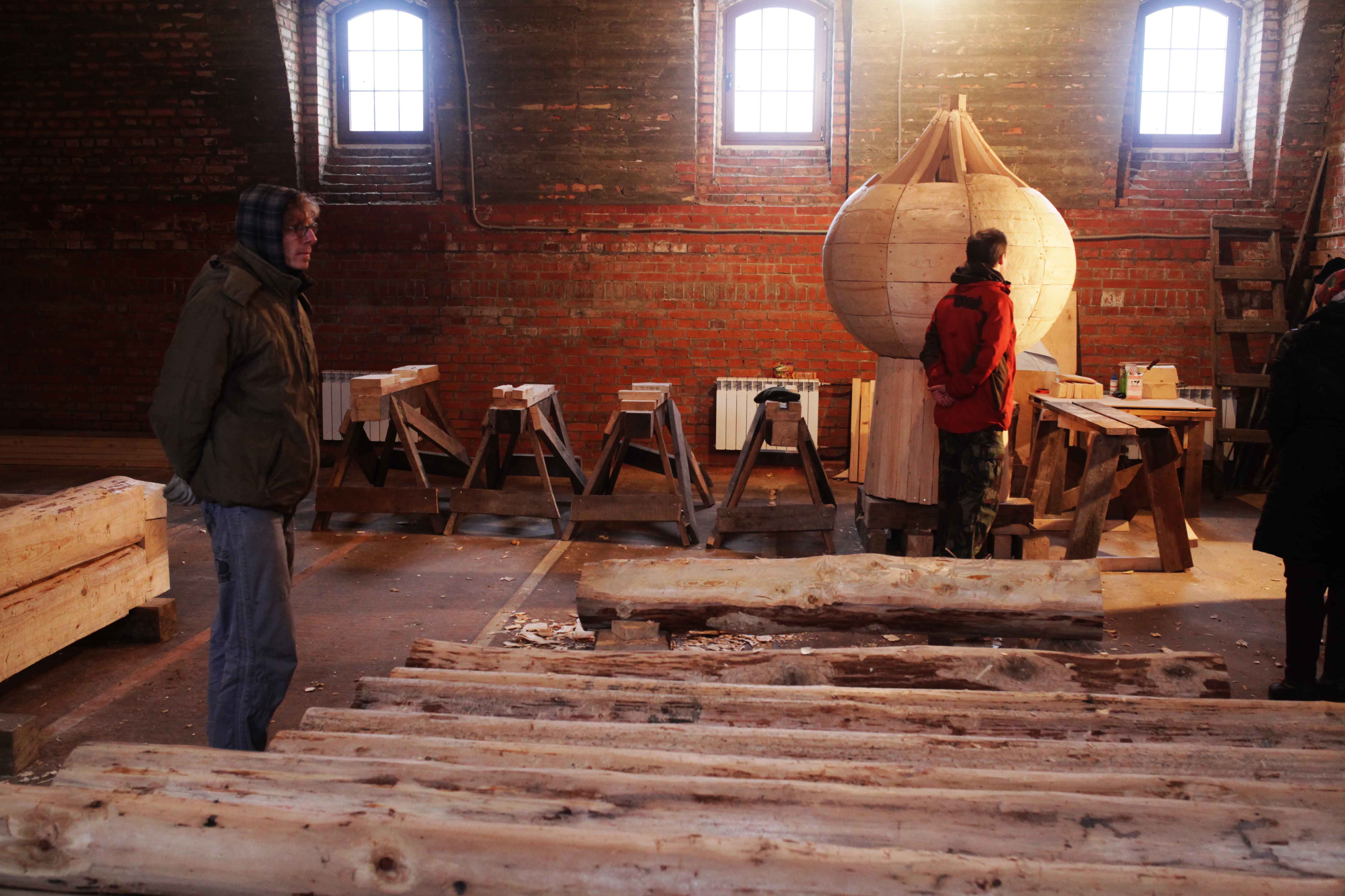 В плотницких мастерских храма Серафима Саровского в Раеве срубили купол для звонницы в Архангельской области