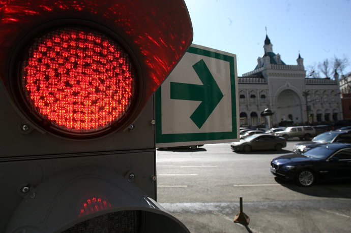 Где в Москве установили самый необычный светофор с красным поворотом