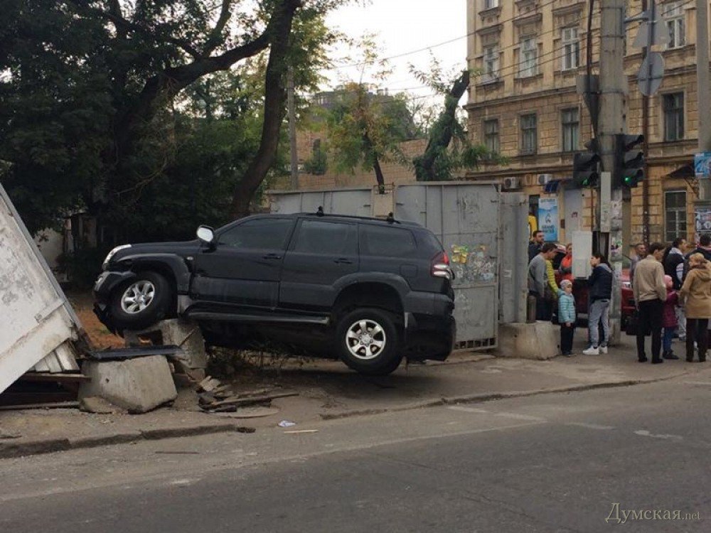 В Москве мощный джип протаранил забор стройки станции метро и загорелся