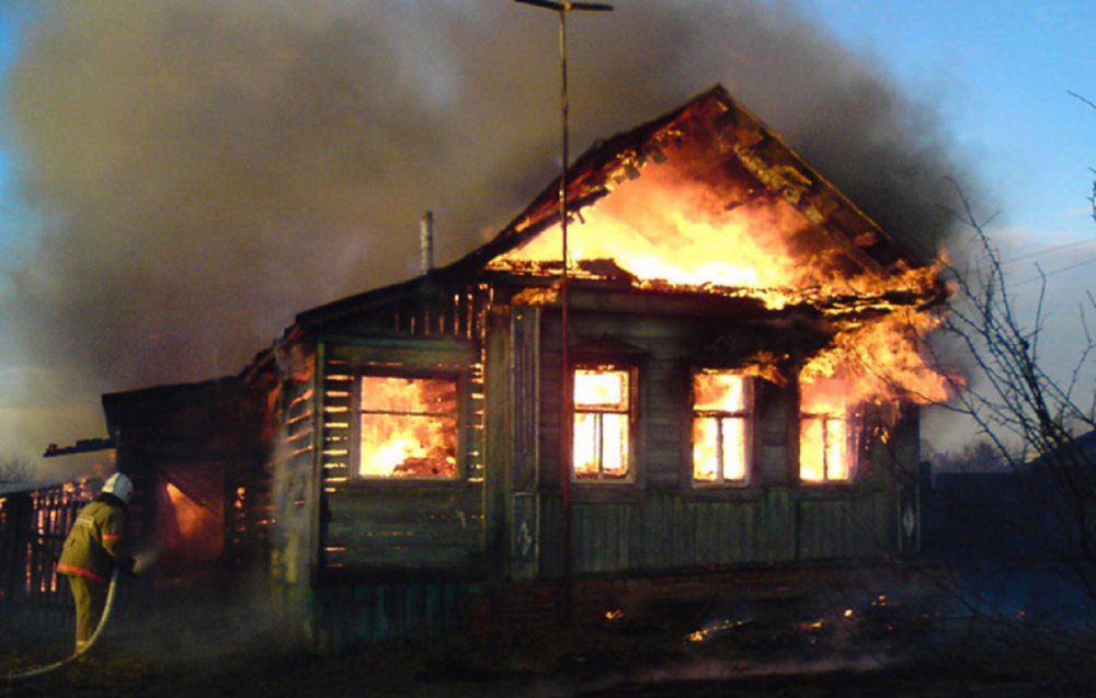 Подробности крупного пожара сразу в двух жилых домах в Челябинске