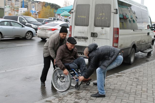 В Красноярске инвалид-колясочник лично разбил мешавший бордюр кувалдой