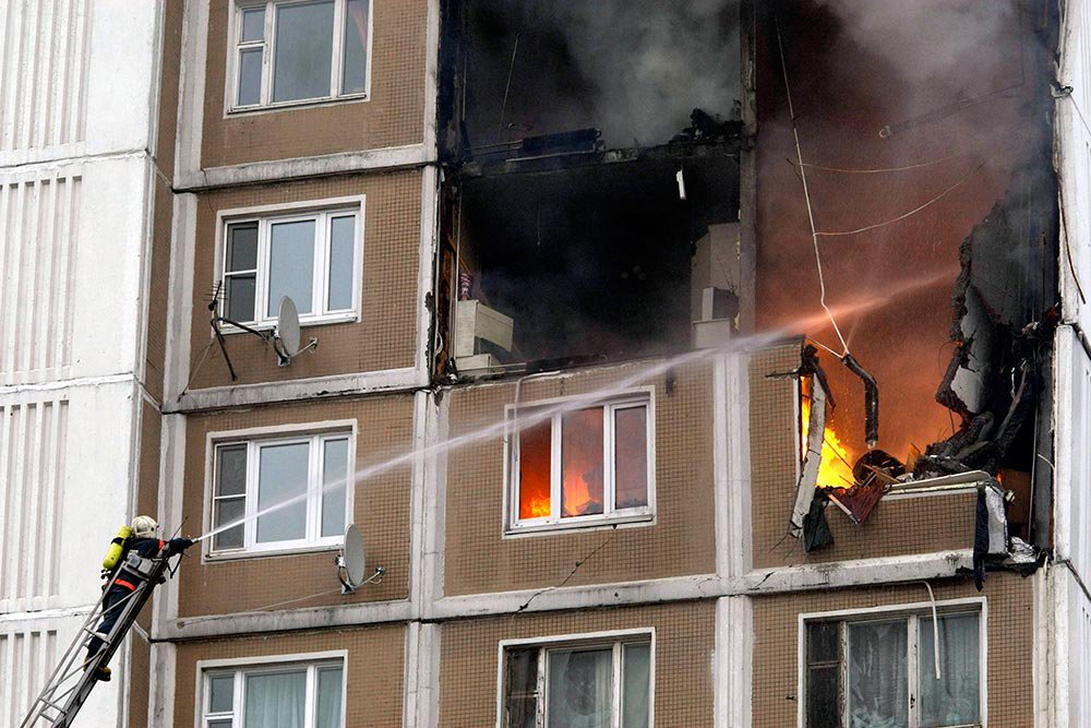 Пожар в жилом доме. Взрыв газа в жилом доме в Москве. Пожар от газа. Взрыв в квартире жилого дома.