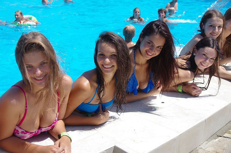 Девушки в аквапарке в купальниках