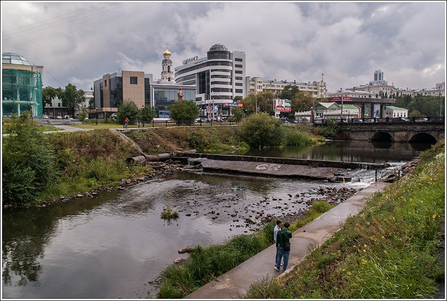 Екатеринбург река. Река Исеть Екатеринбург. Набережная реки Исеть. ЕКБ набережная Исети. Исеть река в Екатеринбурге сейчас.