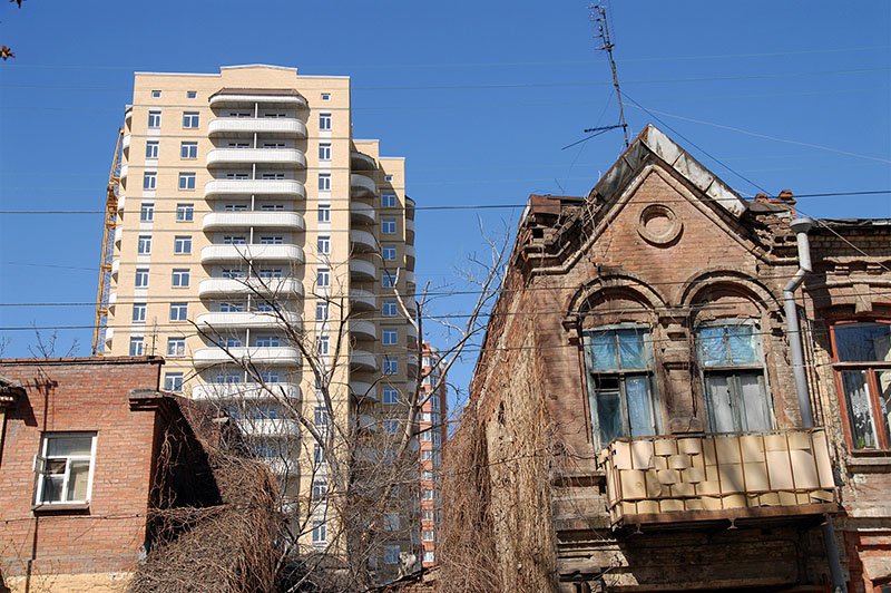 Дом вблизи центра. Старый и новый дом. Новые здания со старыми. Старый и новый дом рядом. Новостройка и старый дом.