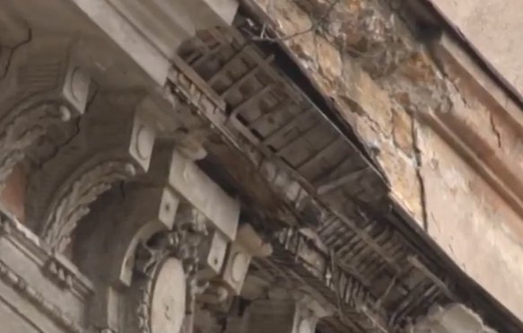 В центре Москвы обрушился большой фрагмент фасада здания – есть пострадавший