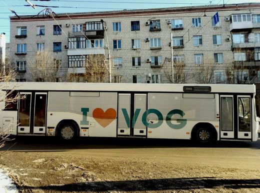 В Москве  к пятиэтажкам, попавшим в список под снос,  подогнали спецавтобусы