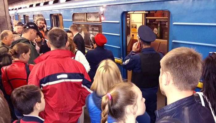 В метро Москвы мужчина спас женщину, бросившуюся под поезд