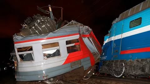 Подробности столкновения электрички с поездом на Курском вокзале в Москве