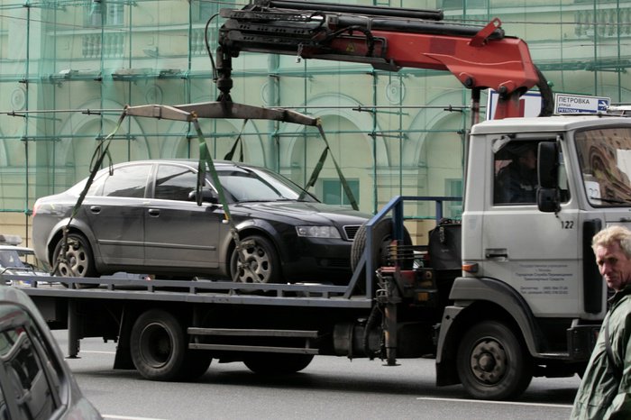 Откуда в Москве чаще   эвакуируют автомобили на спецстоянки