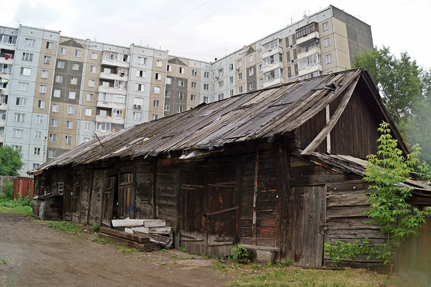 Бараки геншин. Деревянный дом Красноярск Барак. Ладо Кецховели бараки Красноярск. Красноярск трущобы. Северодвинск трущобы.