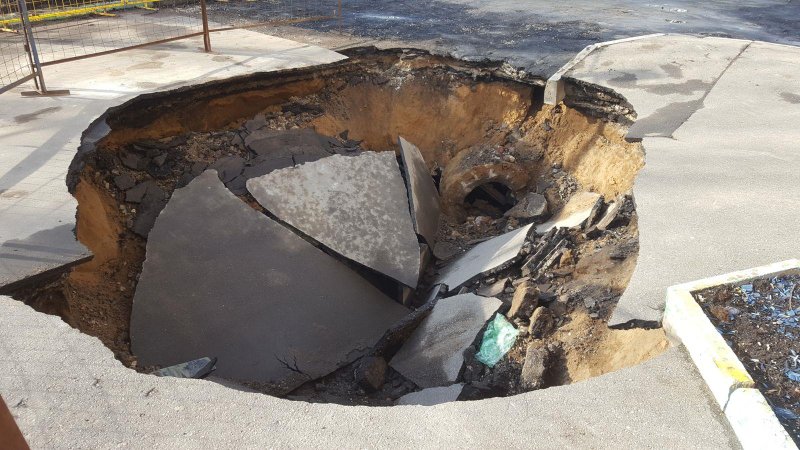 Под Тюменью во дворе школы мальчик провалился под землю и погиб
