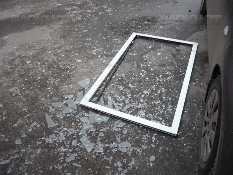 Из-за чего в Москве на женщину с ребенком с 5 этажа упало окно
