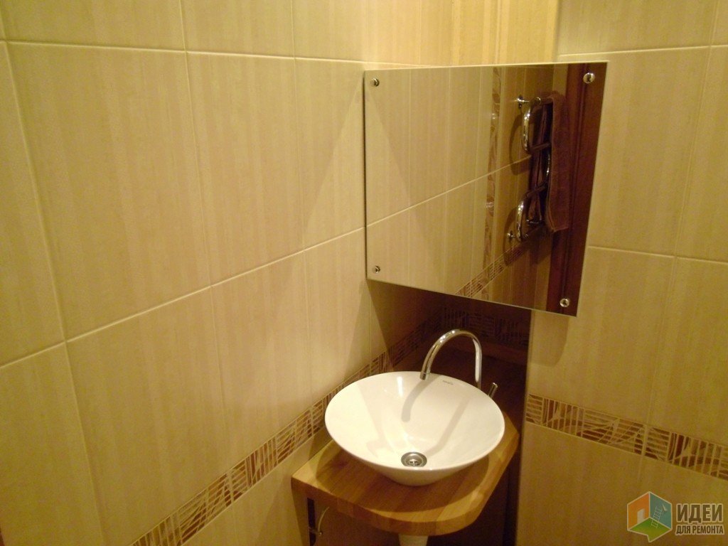 Нестандартный зеркальный шкафчик в санузел