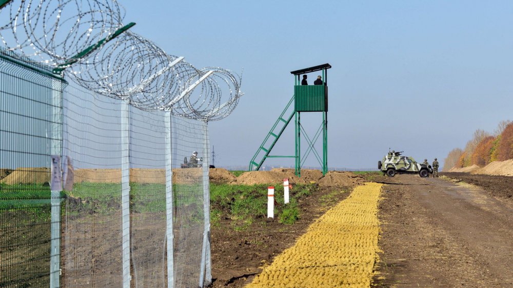Объявлен срок завершения строительства заграждений между Крымом и Украиной