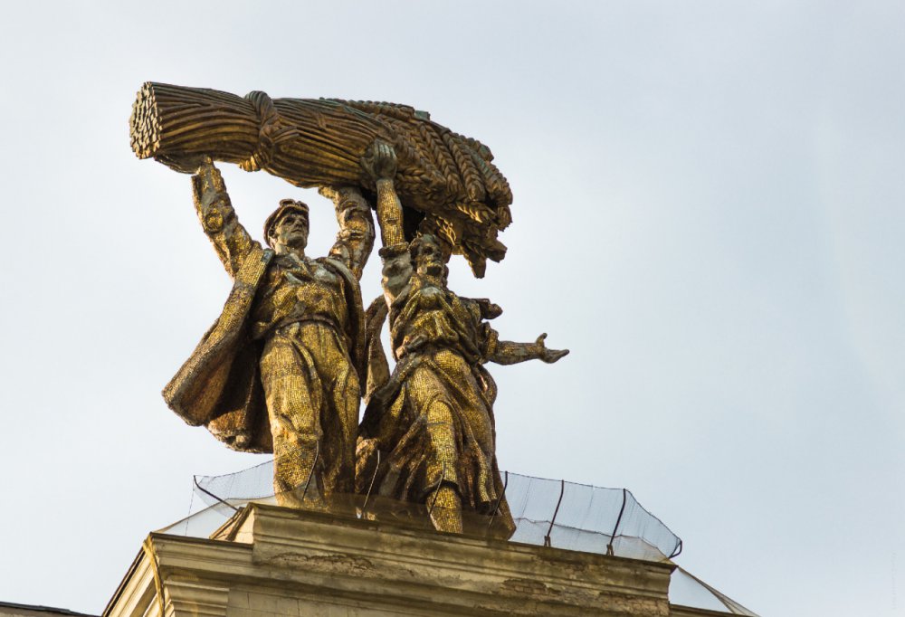 Почему  в Москве на ВДНХ вновь засияла скульптура «Тракторист и колхозница»