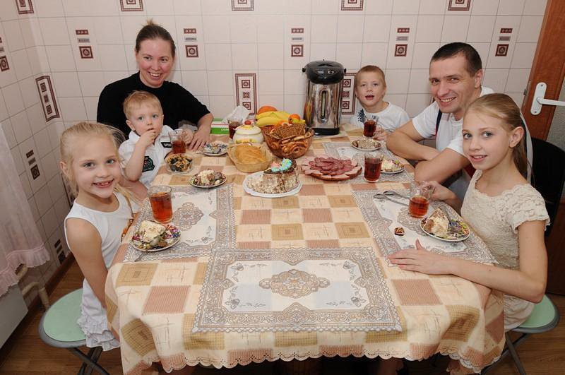Многодетная семья что изменилось. Многодетные семьи Москвы. Стол для многодетной семьи. Многодетная семья за столом. Московские многодетные семьи.