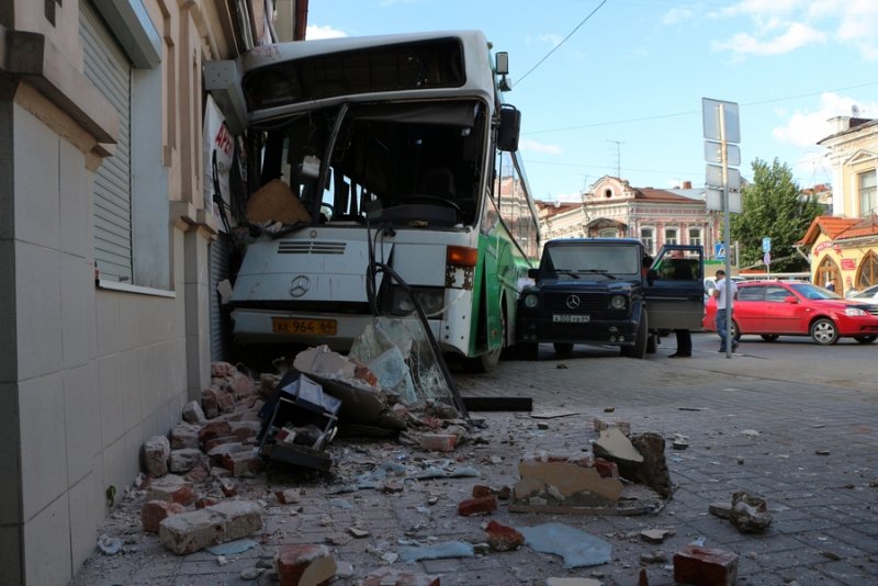 В Германии автобус с детьми въехал в стену дома