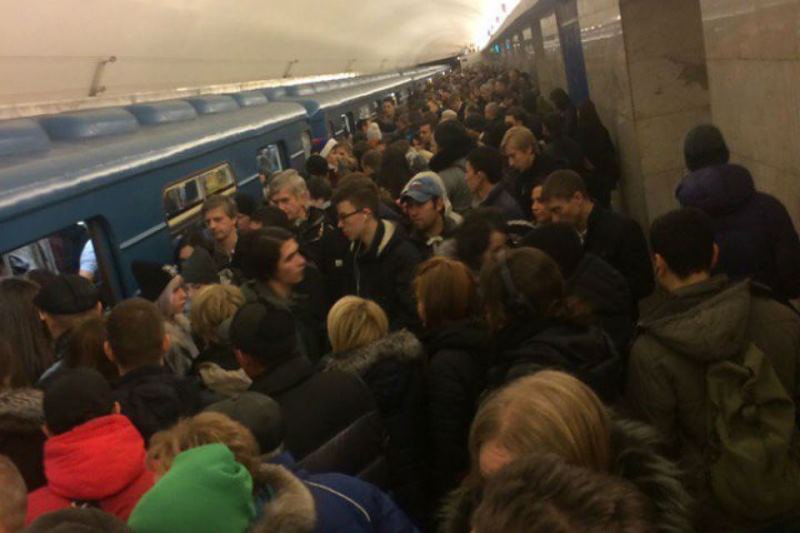 Из-за чего движение на голубой линии метро приостановили
