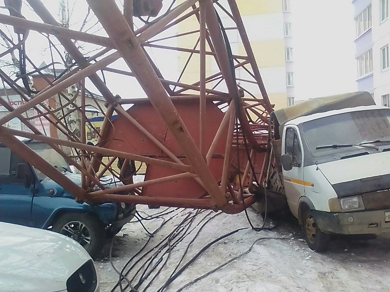 К чему привело обрушение башенного крана во дворе жилой многоэтажки