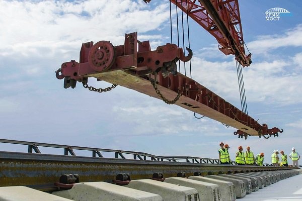 На «бархатном пути» Крымского моста уложили первые рельсы