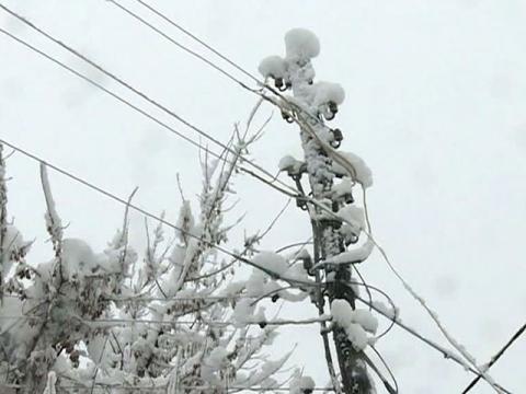 Ликвидация последствий налипания снега специалистами «Комиэнерго»